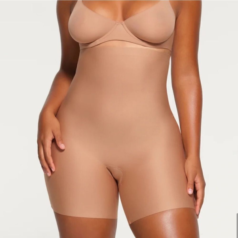 NWT SKIMS Body High Waisted Mid Thigh Short Seamless Sculpt Shaping Shorts Clay